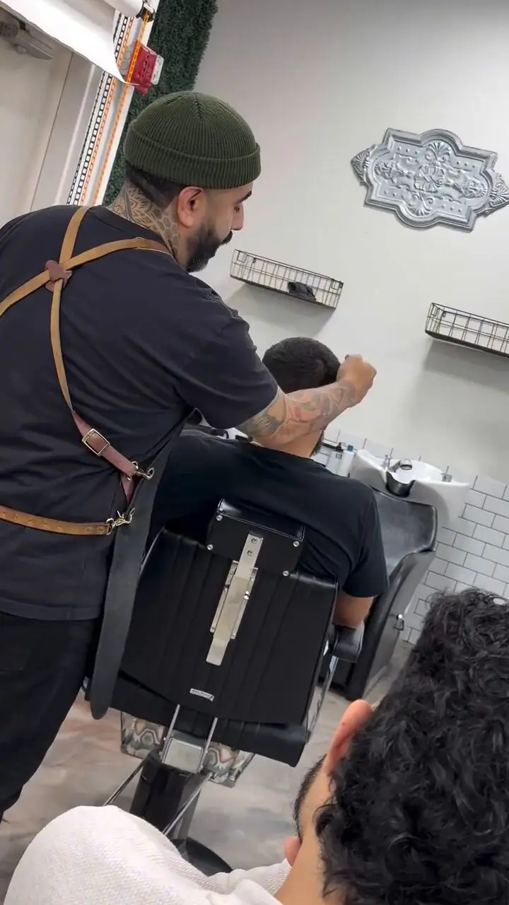 Eric el Samurai teaching an in-shop Graphics class on hair designs.