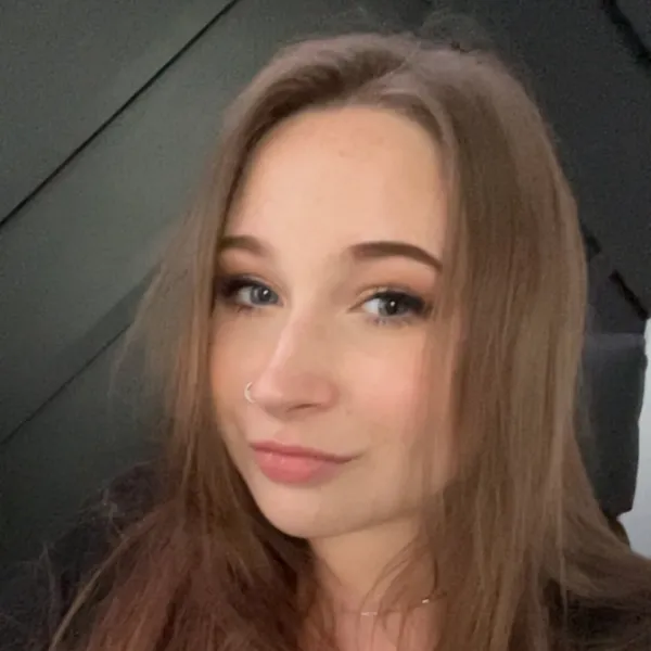 Headshot of Elyse LC